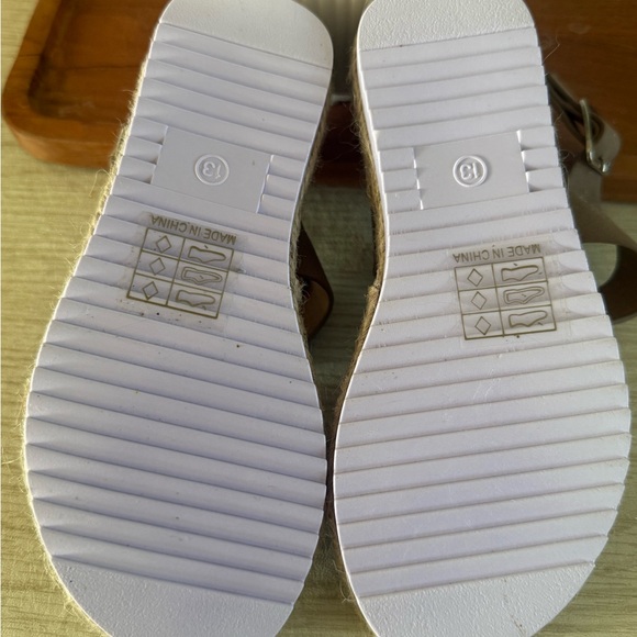 Elegant Tan Espadrille Sandals - Picture 4 of 4